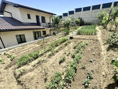 Casa individuala , 4 camere, 500 mp teren , Floresti