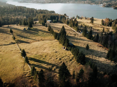 Teren intravilan ,1000 mp ,vedere la lac 