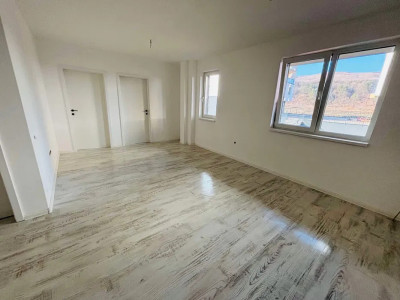 Apartament 3 camere , 53 mp, zona Tineretului, parcare.