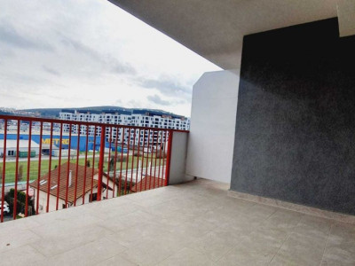 Apartament 3 camere , 2 băi , semifinisat , zona Vivo , parcare subterană .