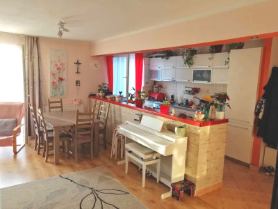 Apartament 3 camere, 81 mp., zona Florilor