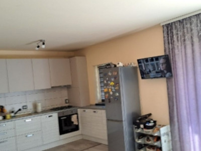 Apartament cu 2 camere, balcon, parcare, zona Florilor