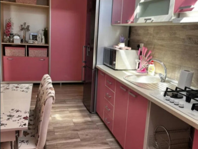 Apartament cu 2 camere, balcon, parcare, zona Eroilor 