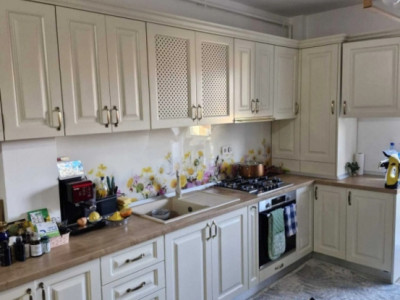 Apartament cu 3 camere, 57mp, balcon, zona Florilor 