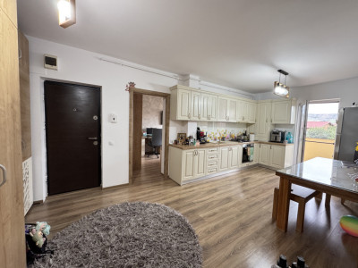 Apartament de 3 camere, 57 mp, balcon, etaj 1, parcare, zona Florilor 