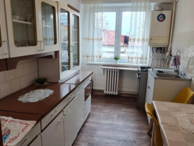 Apartament cu 3 camere, balcon, zona piata Cipariu 