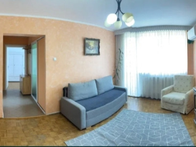 Apartament cu 3 camere, balcon, Centru