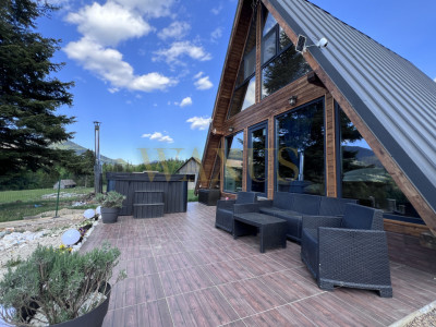Cabană A-Frame Colibița • Vedere Panoramică la Lac • Jacuzzi, Saună & Ponton 