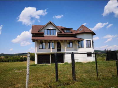 Casa cu 2 nivele,6 camere,70 arii de teren