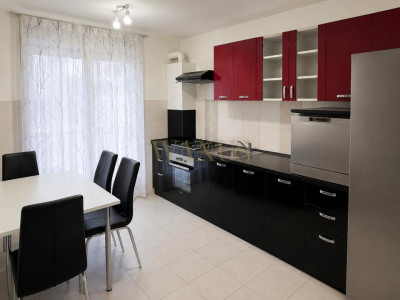 Apartament de 3 camere, parcare, zona străzii Tineretului